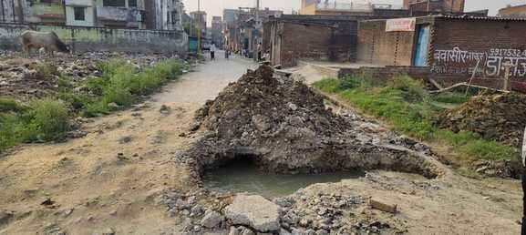 मीरगंज में खुले गड्ढे एवं टंकी से बहता पानी