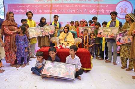 मथुरा। दीदी मां साध्वी ऋतंभरा के साथ पाकिस्तान से विस्थापित हिंदू। 