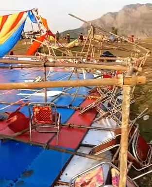 नाहन के कच्चा टैंक में एमईएस मंदिर के पास वाहन पर गिरा आम का पेड़। संवाद