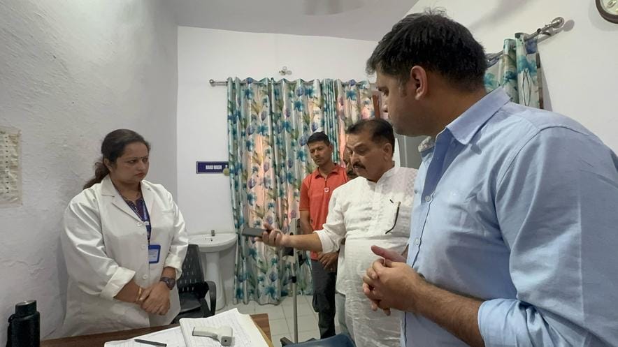 नशा तस्कर का घर गिराती जेसीबी। नशा तस्कर का घर गिराती जेसीबी।