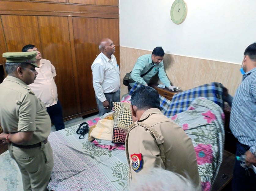नंदग्राम स्थित राधाकुंज कॉलोनी में मृतक प्रोपर्टी डीलर कुलदीप त्यागी के घर बरामद पिस्टल। संवाद नंदग्राम स्थित राधाकुंज कॉलोनी में मृतक प्रोपर्टी डीलर कुलदीप त्यागी के घर बरामद पिस्टल। संवाद