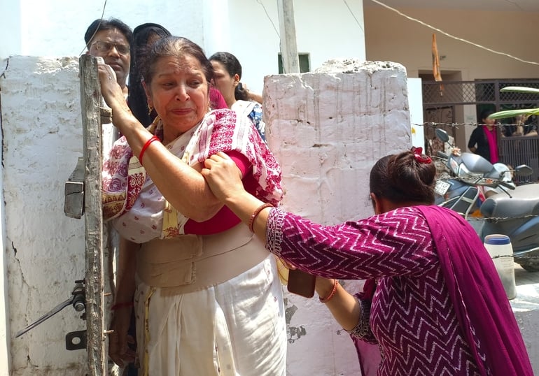 नंदग्राम स्थित राधाकुंज कॉलोनी में मृतक प्रोपर्टी डीलर कुलदीप त्यागी के घर बरामद पिस्टल। संवाद नंदग्राम स्थित राधाकुंज कॉलोनी में मृतक प्रोपर्टी डीलर कुलदीप त्यागी के घर बरामद पिस्टल। संवाद