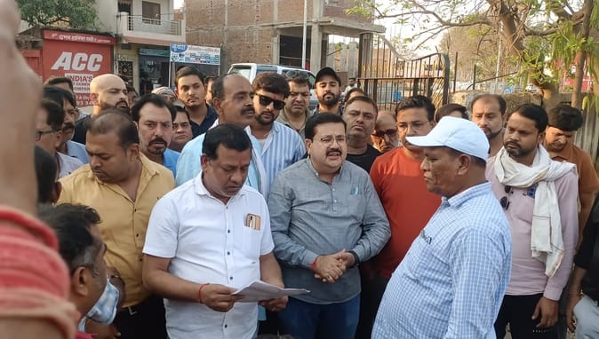 प्रशासन को ज्ञापन सौंपते व्यापारी संघ