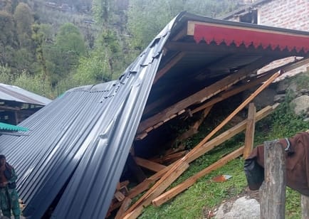 सैंज घाटी के दरमेडा वार्ड में बुधवार रात को आई अधंड में उड़ी घर की छत।-संवाद सैंज घाटी के दरमेडा वार्ड में बुधवार रात को आई अधंड में उड़ी घर की छत।-संवाद