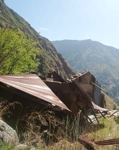 सैंज घाटी के दरमेडा वार्ड में बुधवार रात को आई अधंड में उड़ी घर की छत।-संवाद सैंज घाटी के दरमेडा वार्ड में बुधवार रात को आई अधंड में उड़ी घर की छत।-संवाद