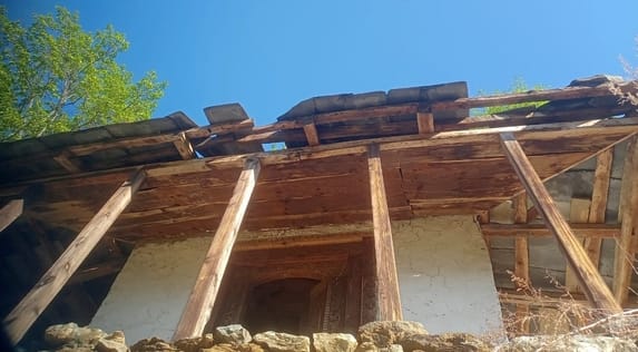 सैंज घाटी के दरमेडा वार्ड में बुधवार रात को आई अधंड में उड़ी घर की छत।-संवाद सैंज घाटी के दरमेडा वार्ड में बुधवार रात को आई अधंड में उड़ी घर की छत।-संवाद