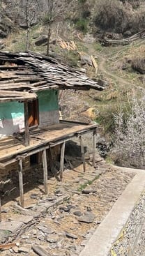 सैंज घाटी के दरमेडा वार्ड में बुधवार रात को आई अधंड में उड़ी घर की छत।-संवाद सैंज घाटी के दरमेडा वार्ड में बुधवार रात को आई अधंड में उड़ी घर की छत।-संवाद