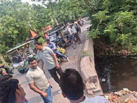 शहर में आबू नाले का निरीक्षण करते नगर आयुक्त सौरभ गंगवार शहर में आबू नाले का निरीक्षण करते नगर आयुक्त सौरभ गंगवार