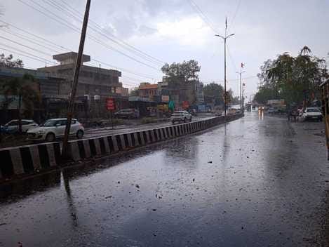 तेज हवा और वर्षा से गिरे बैरिकेट्स, स्वागत द्वार भी हुआ धराशाई