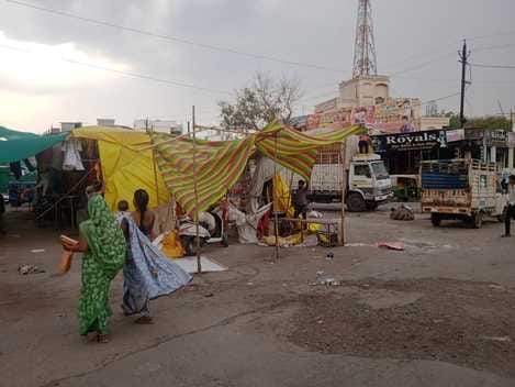 तेज हवा और वर्षा से गिरे बैरिकेट्स, स्वागत द्वार भी हुआ धराशाई