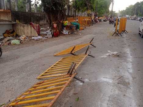 तेज हवा और वर्षा से गिरे बैरिकेट्स, स्वागत द्वार भी हुआ धराशाई