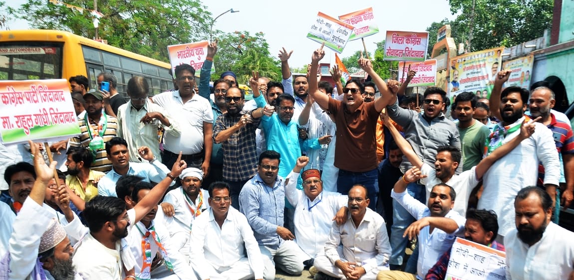 टाउनहॉल स्थित कांग्रेस कार्यालय के बाहर पुतला छीनने को लेकर प्रयास करते पुलिसकर्मी और कांग्रेस टाउनहॉल स्थित कांग्रेस कार्यालय के बाहर पुतला छीनने को लेकर प्रयास करते पुलिसकर्मी और कांग्रेस