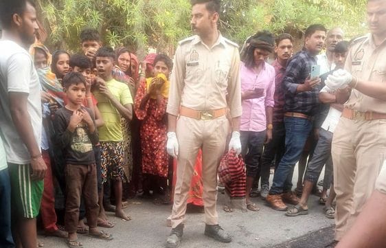 दातागंज- बरेली रोड बालिका की मौत के बाद ग्रामीणों ने लगाया जाम। संवाद