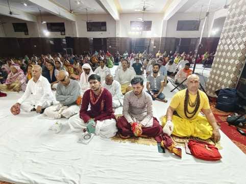 व्यासपुर में कथा सुनाते श्यामनंद महाराज। संवाद व्यासपुर में कथा सुनाते श्यामनंद महाराज। संवाद