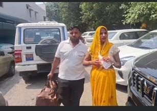 17सीटीके37..पुलिस वाहन खड़ा होने की वजह से पैदल जाती गर्भवती महिला। सोशल मीडिया