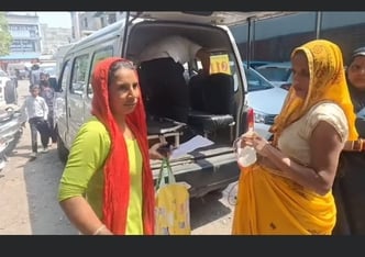 17सीटीके37..पुलिस वाहन खड़ा होने की वजह से पैदल जाती गर्भवती महिला। सोशल मीडिया
