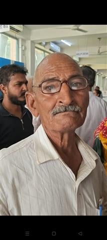 17सीटीके6 नगर निगम काउंटर पर प्रॉपर्टी टैक्स का बिल वेरिफाई कराने के लिए लगी लाइन। अमर उजाला