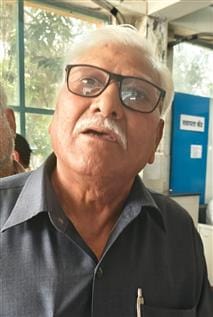 17सीटीके6 नगर निगम काउंटर पर प्रॉपर्टी टैक्स का बिल वेरिफाई कराने के लिए लगी लाइन। अमर उजाला