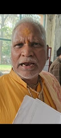 17सीटीके6 नगर निगम काउंटर पर प्रॉपर्टी टैक्स का बिल वेरिफाई कराने के लिए लगी लाइन। अमर उजाला