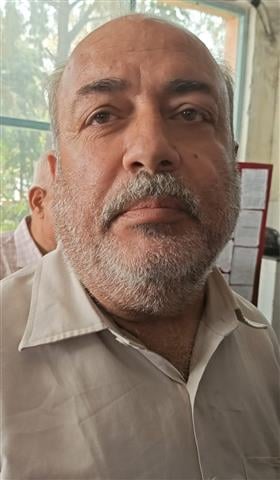 17सीटीके6 नगर निगम काउंटर पर प्रॉपर्टी टैक्स का बिल वेरिफाई कराने के लिए लगी लाइन। अमर उजाला