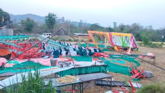 अंब क्षेत्र में आंधी तूफान से टूटकर नीचे गिरा हुआ बिजली का खंबा।संवाद अंब क्षेत्र में आंधी तूफान से टूटकर नीचे गिरा हुआ बिजली का खंबा।संवाद