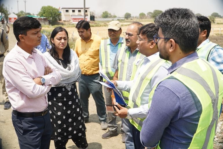 सिंहस्थ कार्यो का निरीक्षण करते नवागत कलेक्टर। 