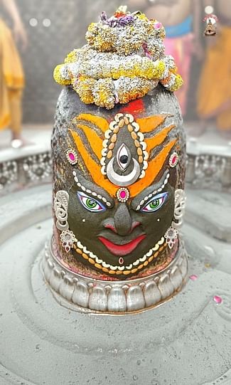 त्रिनेत्रधारी बाबा महाकाल ने भस्म रमाकर दिए दर्शन। 