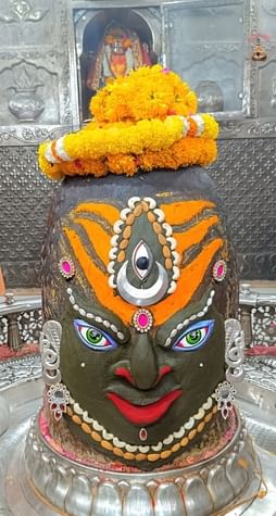 त्रिनेत्रधारी बाबा महाकाल ने भस्म रमाकर दिए दर्शन। 