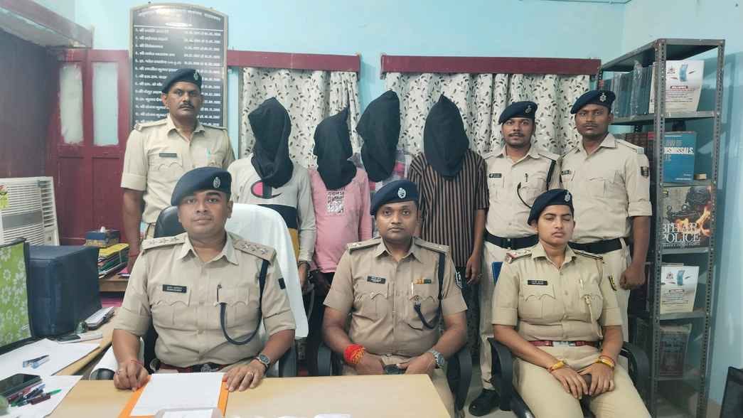 बरामद ब्राउन सुगर व पुलिस के गिरफ्त में नशे के कारोबारी बरामद ब्राउन सुगर व पुलिस के गिरफ्त में नशे के कारोबारी