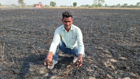 फोटो 12: सोनीपत के कामी रोड के पास हाईटेंशन लाइन के तारों में शॉर्ट सर्किट होने के चलते लगी आग 