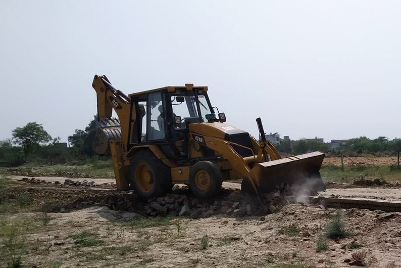फोटो 16: सोनीपत के खरखौदा शहर के बाद बाईपास पर अवैध निर्माण तोड़ता बुलडोजर। संवाद