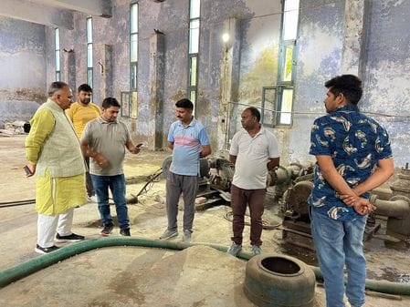 फोटो 20: सोनीपत के ओल्ड हाउसिंग बोर्ड कॉलोनी में बूस्टिंग स्टेशन पर निरीक्षण करने पहुंचे मेयर र