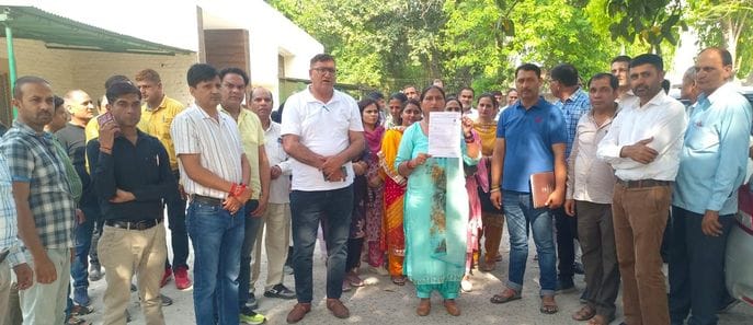 फोटो 34- सोनीपत के सेक्टर-14 स्थित जिला शिक्षा अधिकारी कार्यालय पर अपनी मांगों को लेकर रोष जता फोटो 34- सोनीपत के सेक्टर-14 स्थित जिला शिक्षा अधिकारी कार्यालय पर अपनी मांगों को लेकर रोष जता