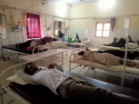 जिला अस्पताल के इमजरेंसी वार्ड के पास नाली में जमा गंदगी व बैठे मच्छर। संवाद जिला अस्पताल के इमजरेंसी वार्ड के पास नाली में जमा गंदगी व बैठे मच्छर। संवाद