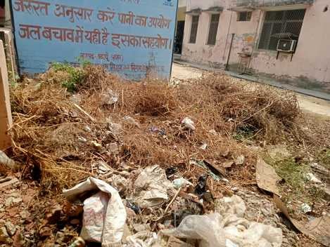 जिला अस्पताल के इमजरेंसी वार्ड के पास नाली में जमा गंदगी व बैठे मच्छर। संवाद जिला अस्पताल के इमजरेंसी वार्ड के पास नाली में जमा गंदगी व बैठे मच्छर। संवाद