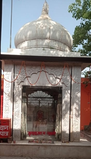 जलालाबाद में ध्वस्त पड़ी परशुराम मंदिर परिसर की धर्मशाला व उसके आगे का चबूतरा। संवाद जलालाबाद में ध्वस्त पड़ी परशुराम मंदिर परिसर की धर्मशाला व उसके आगे का चबूतरा। संवाद