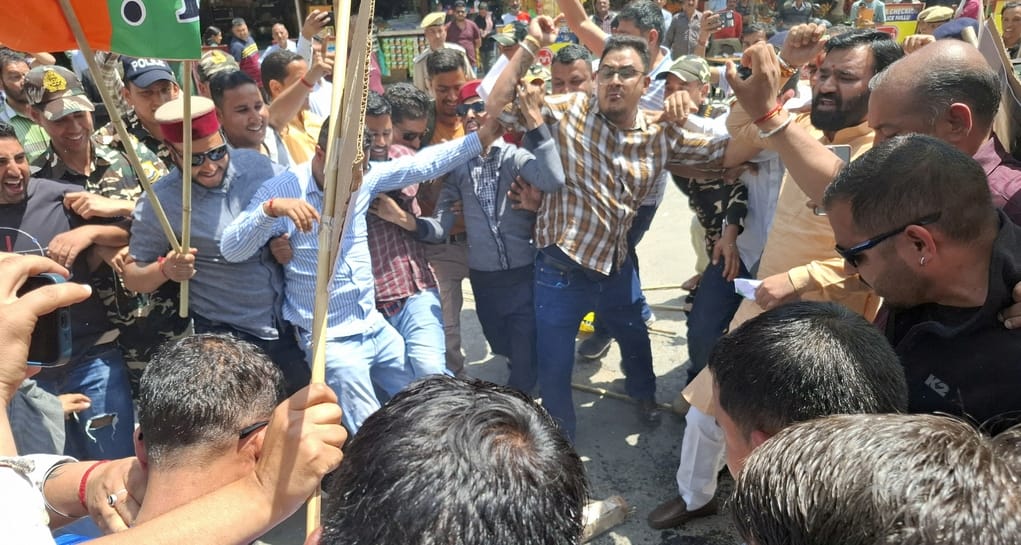 कुल्लू में नेशनल हेराल्ड विज्ञापन मुद्दे को लेकर जिला भाजपा युवा मोर्चा ने जिला मुख्यालय कुल्लू कुल्लू में नेशनल हेराल्ड विज्ञापन मुद्दे को लेकर जिला भाजपा युवा मोर्चा ने जिला मुख्यालय कुल्लू