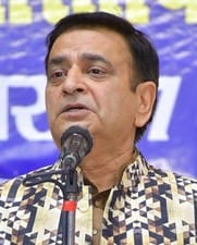 काव्य पाठ करते कवि गौरव चौहान। संवाद