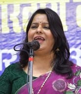 काव्य पाठ करते कवि गौरव चौहान। संवाद