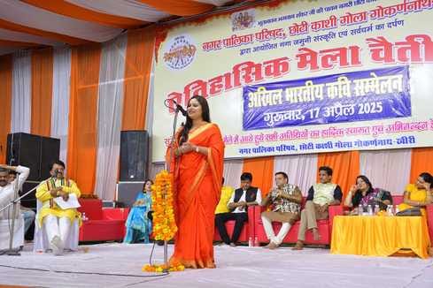 काव्य पाठ करते कवि गौरव चौहान। संवाद