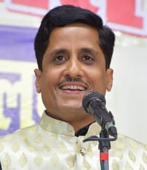 काव्य पाठ करते कवि गौरव चौहान। संवाद