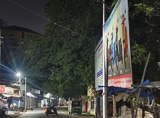 लोहिया भवन चौराहे पर लगी होर्डिग्स। संवाद