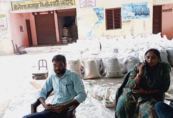 म्याऊ के सहकारी समिति पर की जा रही गेहूं की खरीदी। संवाद म्याऊ के सहकारी समिति पर की जा रही गेहूं की खरीदी। संवाद
