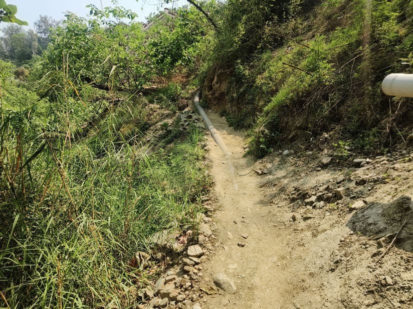 नगर परिषद रामपुर के वार्ड नंबर एक से रचोली की ओर जाने वाला खस्ताहाल रास्ते से जान जोखिम डाल नगर परिषद रामपुर के वार्ड नंबर एक से रचोली की ओर जाने वाला खस्ताहाल रास्ते से जान जोखिम डाल