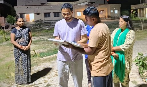 रोही ओवर ब्रिज में स्कार्पियों में आग लगने के बाद जुटी भीड़। संवाद रोही ओवर ब्रिज में स्कार्पियों में आग लगने के बाद जुटी भीड़। संवाद