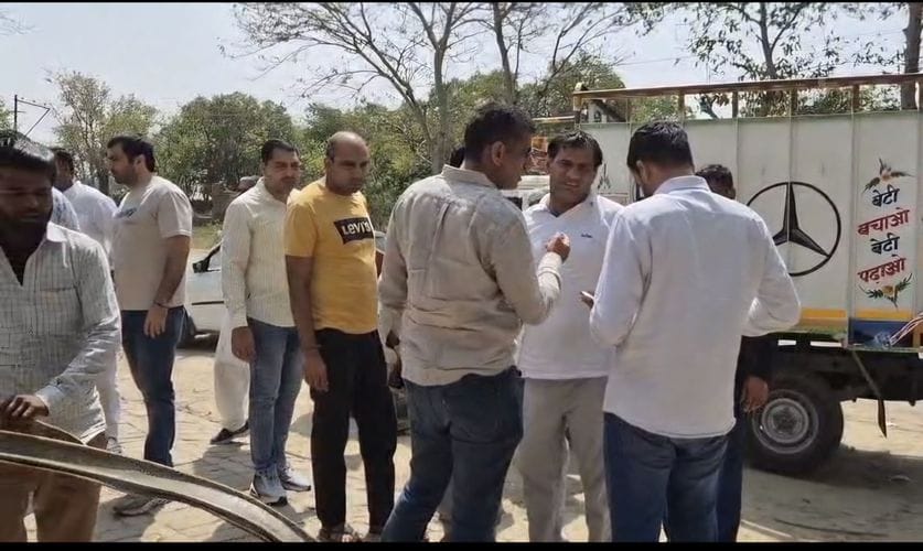 सोनीपत के गोहाना में गांव कोहला के पास लूटे गए ट्रैक्टर की टक्कर से क्षतिग्रस्त शराब ठेके का श सोनीपत के गोहाना में गांव कोहला के पास लूटे गए ट्रैक्टर की टक्कर से क्षतिग्रस्त शराब ठेके का श