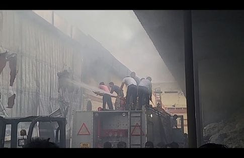 सोनीपत के गोहाना स्थित धागा मिल में लगी आग की उठती लपटें। संवाद सोनीपत के गोहाना स्थित धागा मिल में लगी आग की उठती लपटें। संवाद