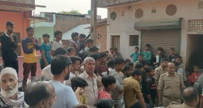 सैदनपुर कस्बे में युवक का शव मिलने के बाद घर के सामने लगी भीड़ (संवाद) सैदनपुर कस्बे में युवक का शव मिलने के बाद घर के सामने लगी भीड़ (संवाद)
