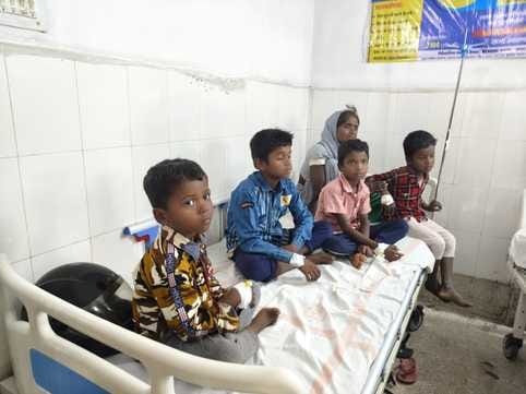 सदर अस्पताल में इलाजरत बच्चे