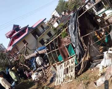 सठवीं पंचायत में बारिश के कारण भीगी हुई गेहूं की फसल को खड़ा करके सुखाते किसान। संवाद